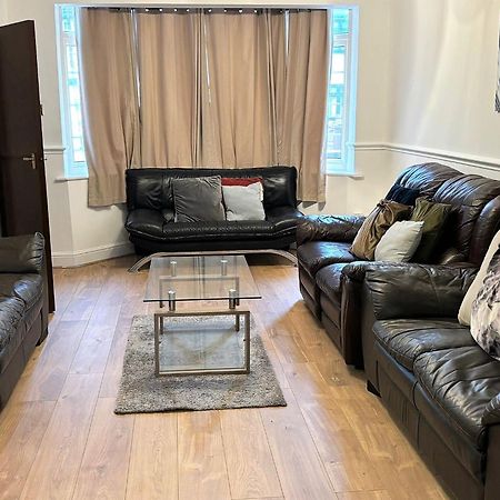 London Luxury 5 Bedroom House 2 Min Walk To The Tube Station Dagenham Buitenkant foto