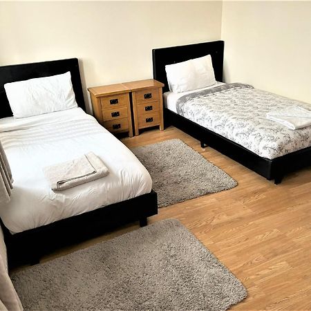 London Luxury 5 Bedroom House 2 Min Walk To The Tube Station Dagenham Buitenkant foto
