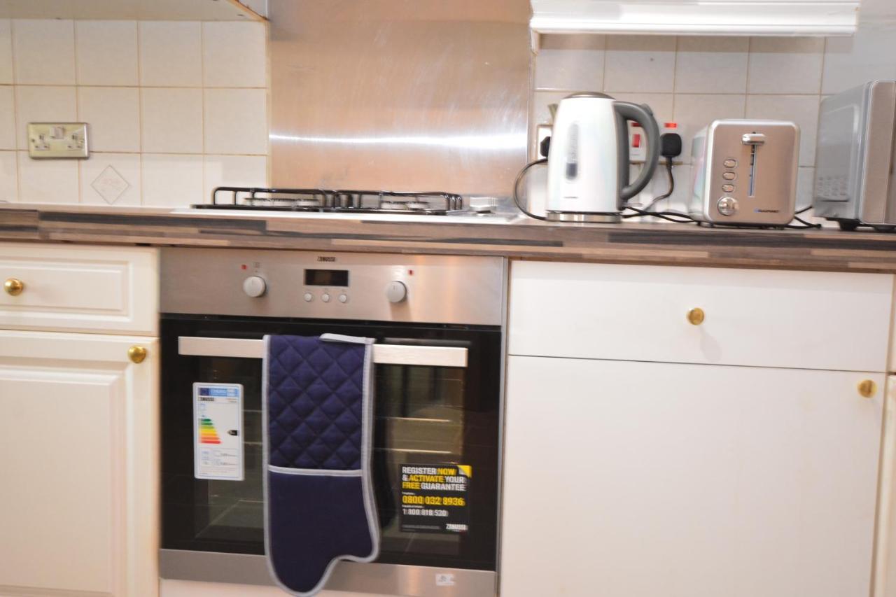 London Luxury 5 Bedroom House 2 Min Walk To The Tube Station Dagenham Buitenkant foto