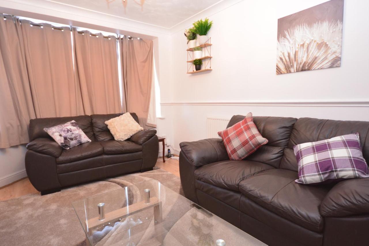 London Luxury 5 Bedroom House 2 Min Walk To The Tube Station Dagenham Buitenkant foto