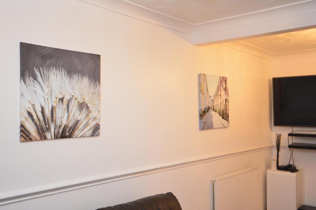 London Luxury 5 Bedroom House 2 Min Walk To The Tube Station Dagenham Buitenkant foto