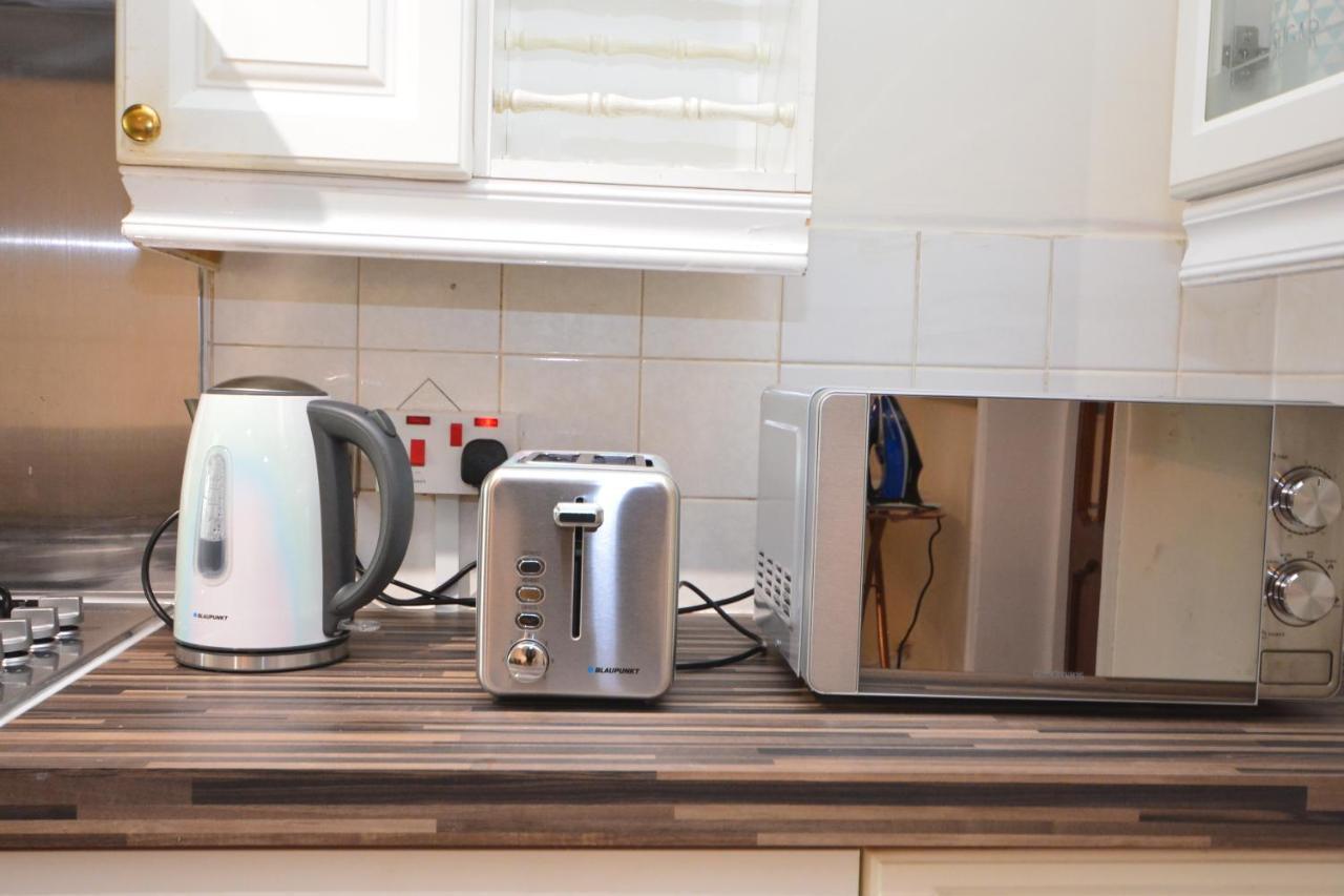London Luxury 5 Bedroom House 2 Min Walk To The Tube Station Dagenham Buitenkant foto