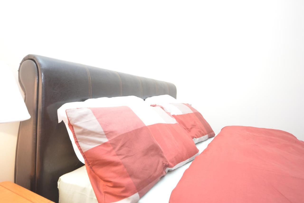 London Luxury 5 Bedroom House 2 Min Walk To The Tube Station Dagenham Buitenkant foto