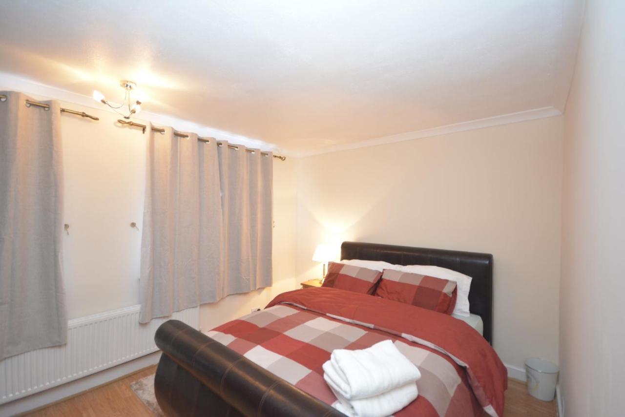 London Luxury 5 Bedroom House 2 Min Walk To The Tube Station Dagenham Buitenkant foto