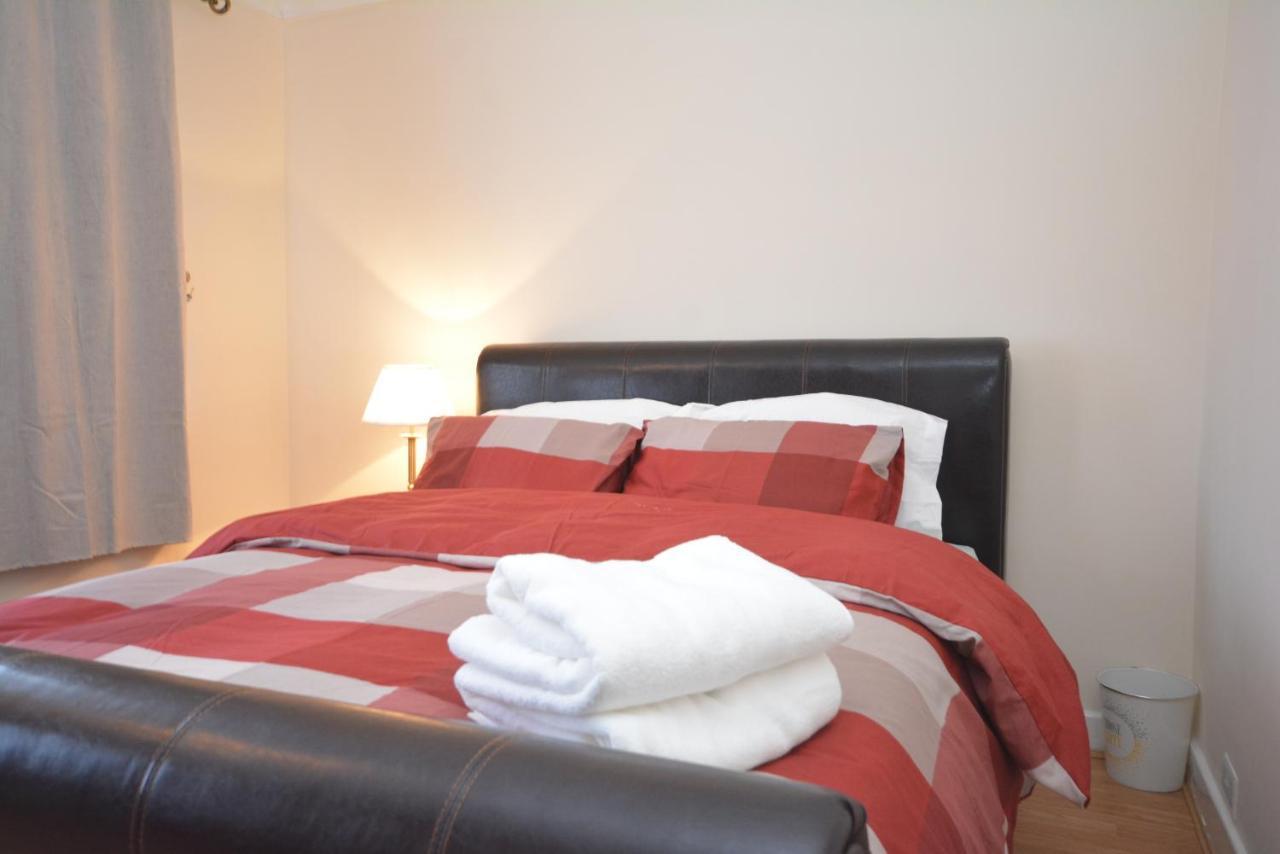 London Luxury 5 Bedroom House 2 Min Walk To The Tube Station Dagenham Buitenkant foto