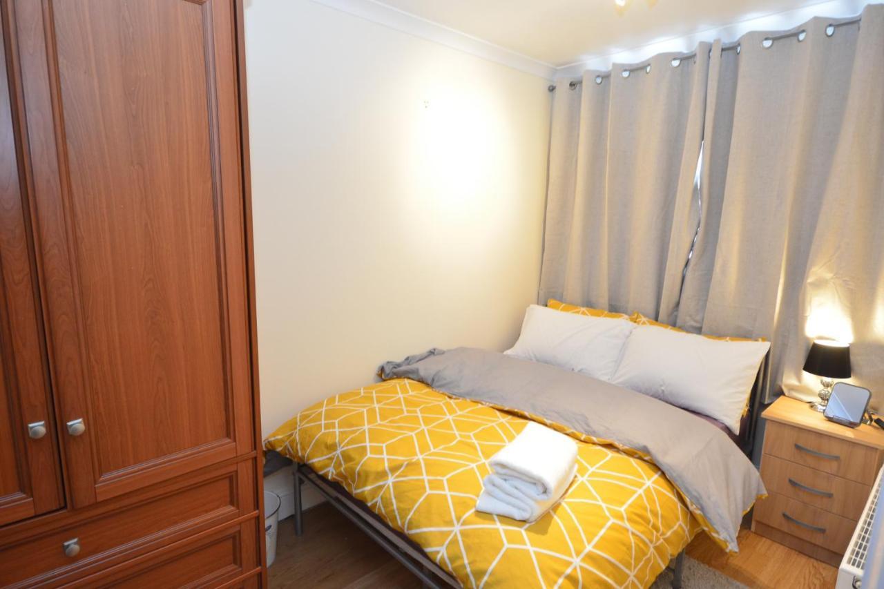 London Luxury 5 Bedroom House 2 Min Walk To The Tube Station Dagenham Buitenkant foto