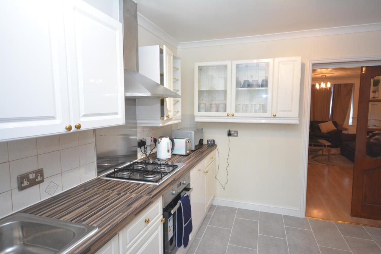 London Luxury 5 Bedroom House 2 Min Walk To The Tube Station Dagenham Buitenkant foto