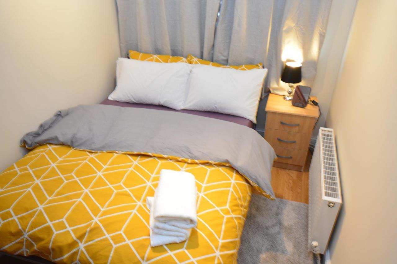 London Luxury 5 Bedroom House 2 Min Walk To The Tube Station Dagenham Buitenkant foto