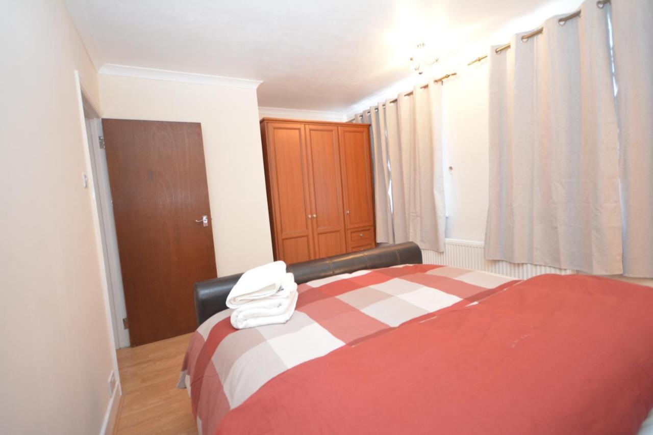 London Luxury 5 Bedroom House 2 Min Walk To The Tube Station Dagenham Buitenkant foto