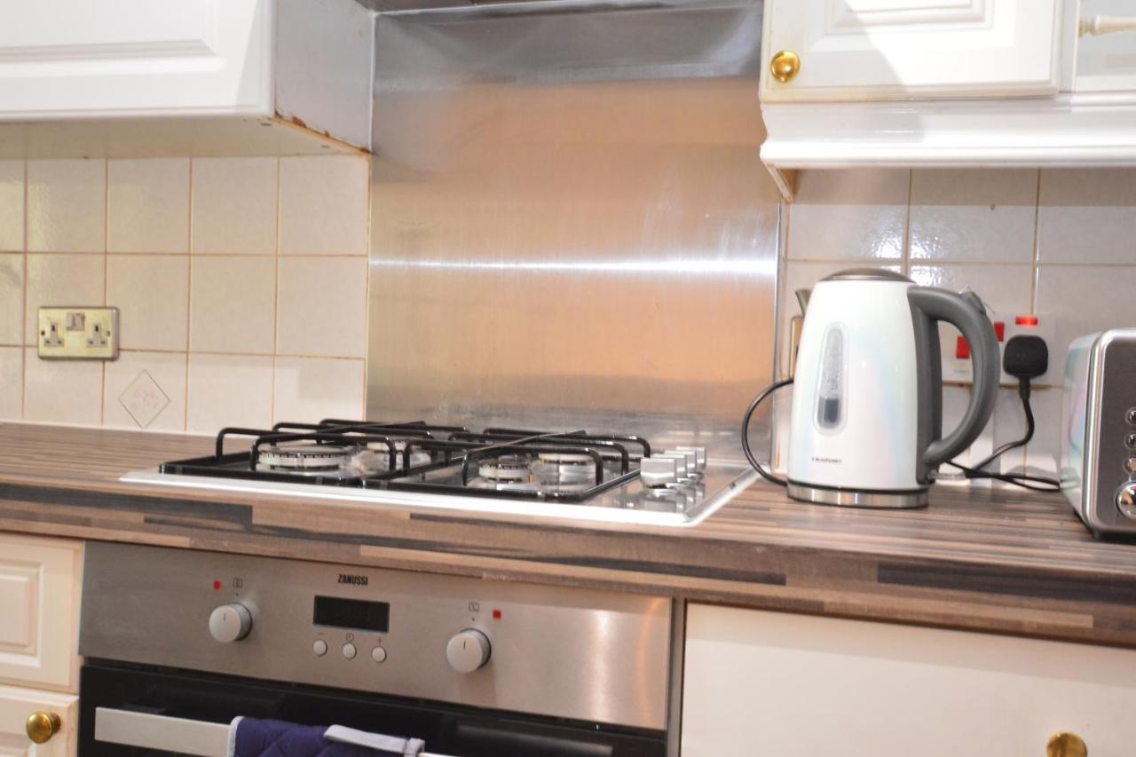 London Luxury 5 Bedroom House 2 Min Walk To The Tube Station Dagenham Buitenkant foto