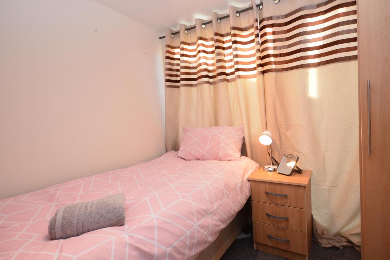 London Luxury 5 Bedroom House 2 Min Walk To The Tube Station Dagenham Buitenkant foto