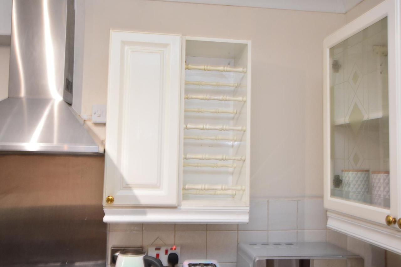 London Luxury 5 Bedroom House 2 Min Walk To The Tube Station Dagenham Buitenkant foto