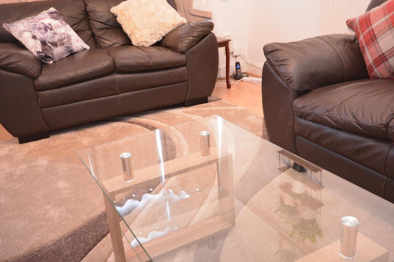 London Luxury 5 Bedroom House 2 Min Walk To The Tube Station Dagenham Buitenkant foto