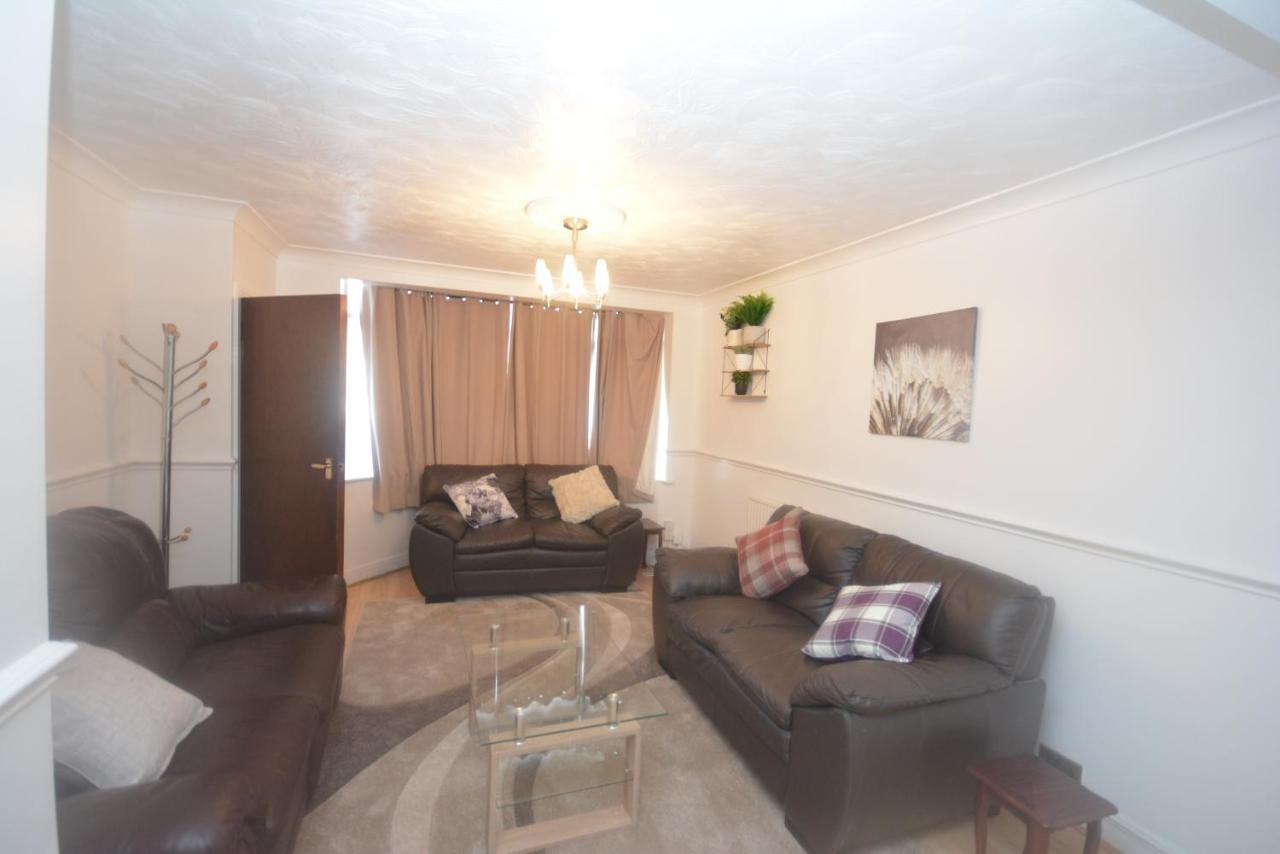 London Luxury 5 Bedroom House 2 Min Walk To The Tube Station Dagenham Buitenkant foto