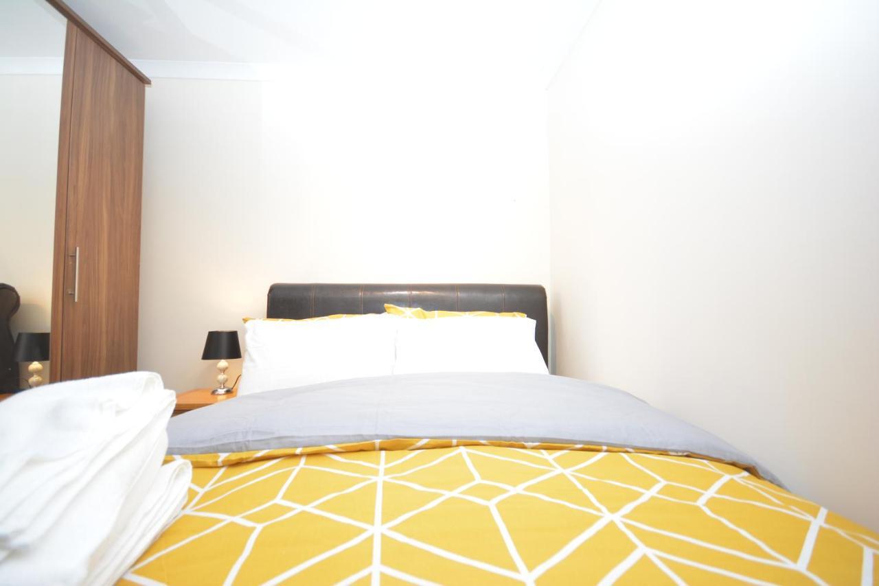 London Luxury 5 Bedroom House 2 Min Walk To The Tube Station Dagenham Buitenkant foto