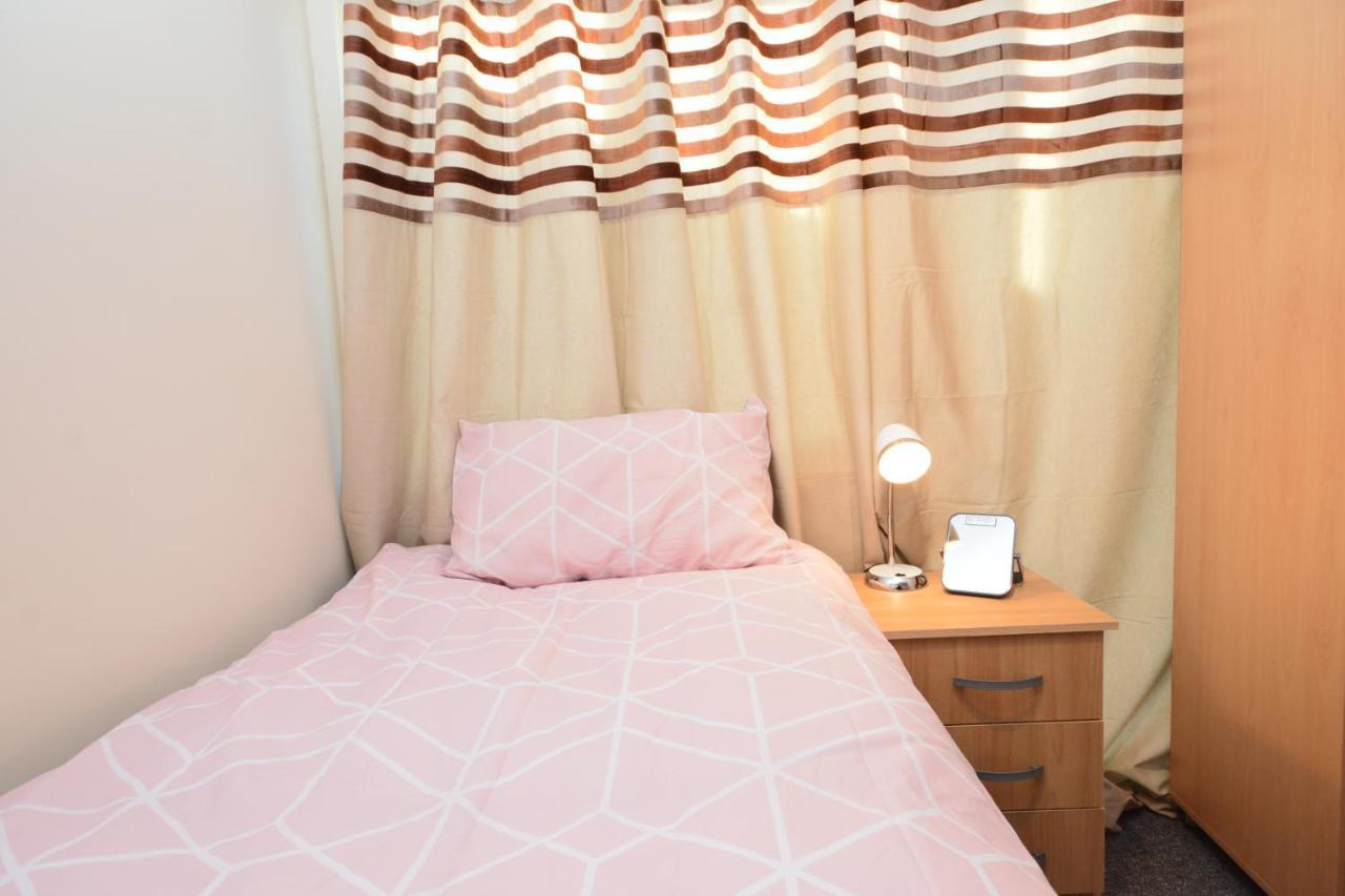 London Luxury 5 Bedroom House 2 Min Walk To The Tube Station Dagenham Buitenkant foto