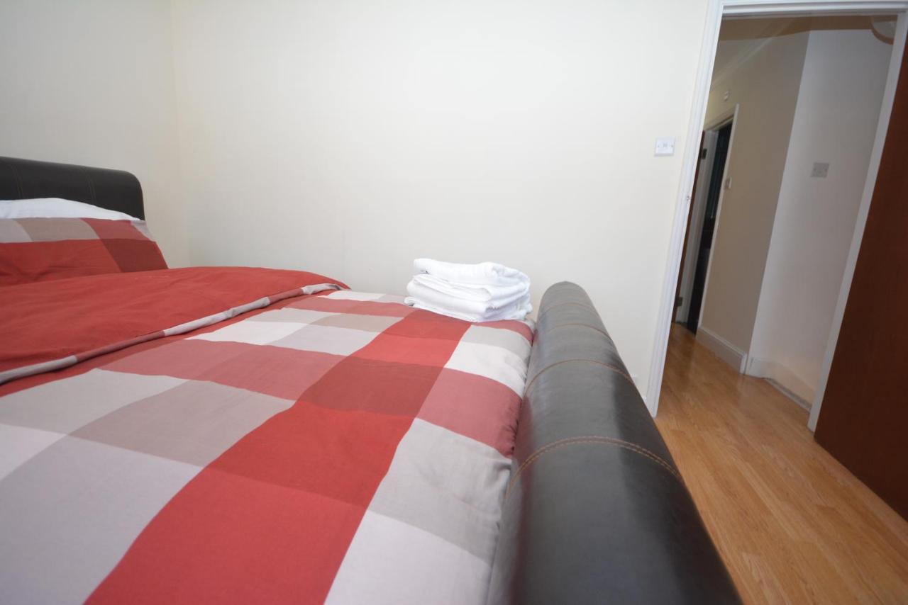 London Luxury 5 Bedroom House 2 Min Walk To The Tube Station Dagenham Buitenkant foto