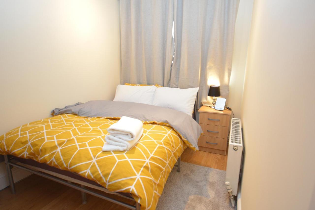 London Luxury 5 Bedroom House 2 Min Walk To The Tube Station Dagenham Buitenkant foto
