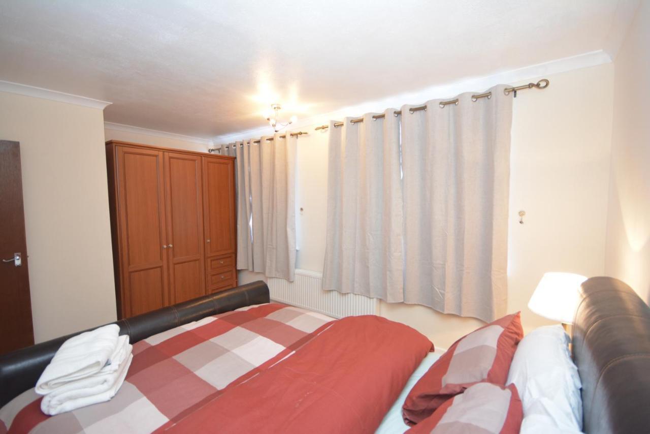 London Luxury 5 Bedroom House 2 Min Walk To The Tube Station Dagenham Buitenkant foto