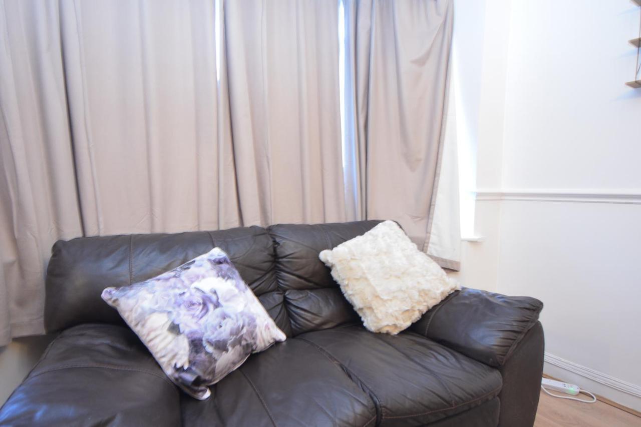 London Luxury 5 Bedroom House 2 Min Walk To The Tube Station Dagenham Buitenkant foto