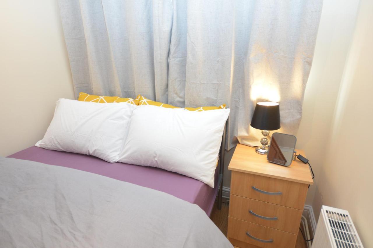 London Luxury 5 Bedroom House 2 Min Walk To The Tube Station Dagenham Buitenkant foto