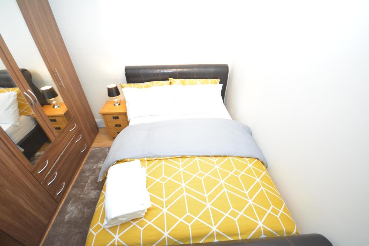 London Luxury 5 Bedroom House 2 Min Walk To The Tube Station Dagenham Buitenkant foto