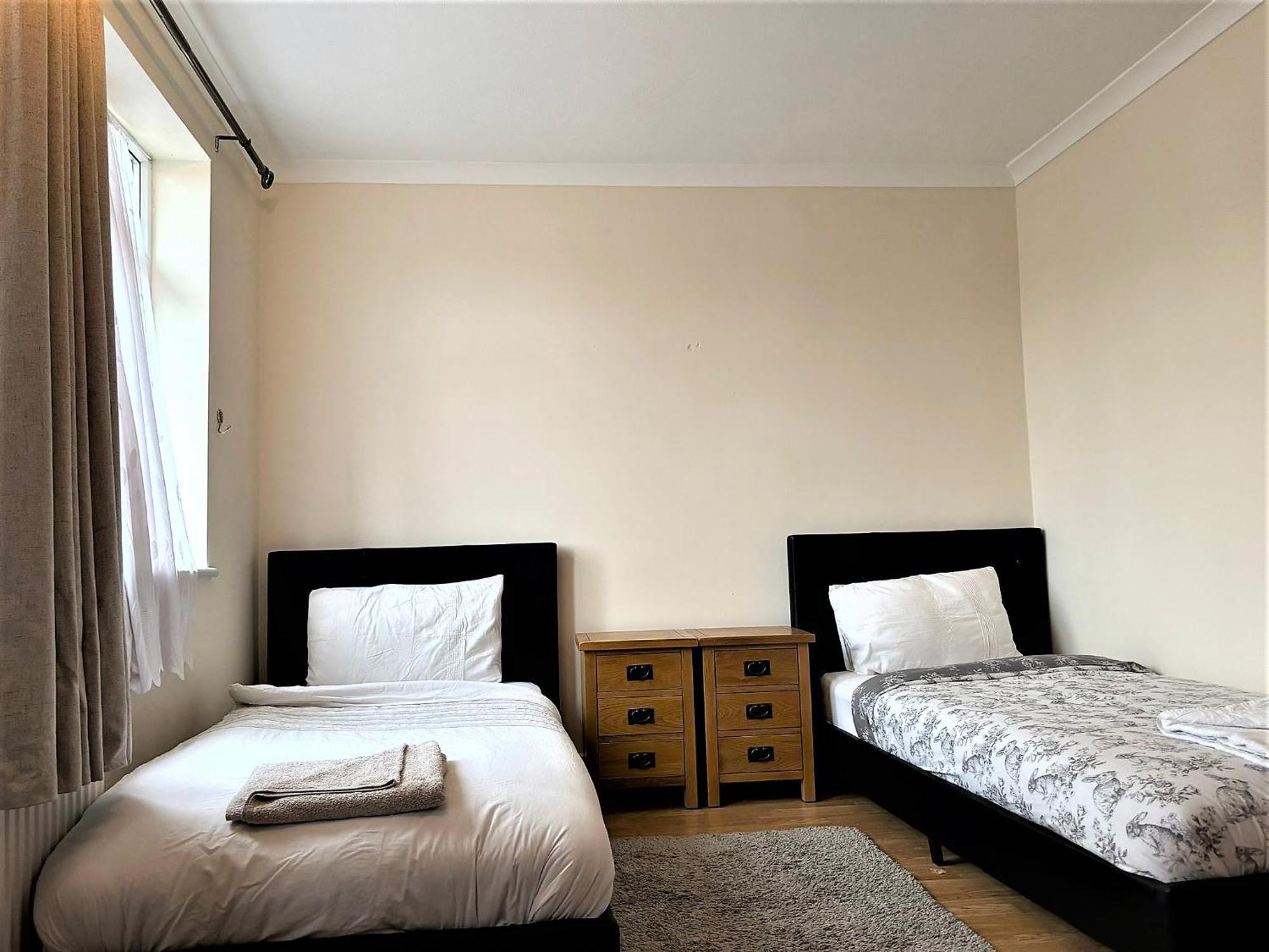 London Luxury 5 Bedroom House 2 Min Walk To The Tube Station Dagenham Buitenkant foto