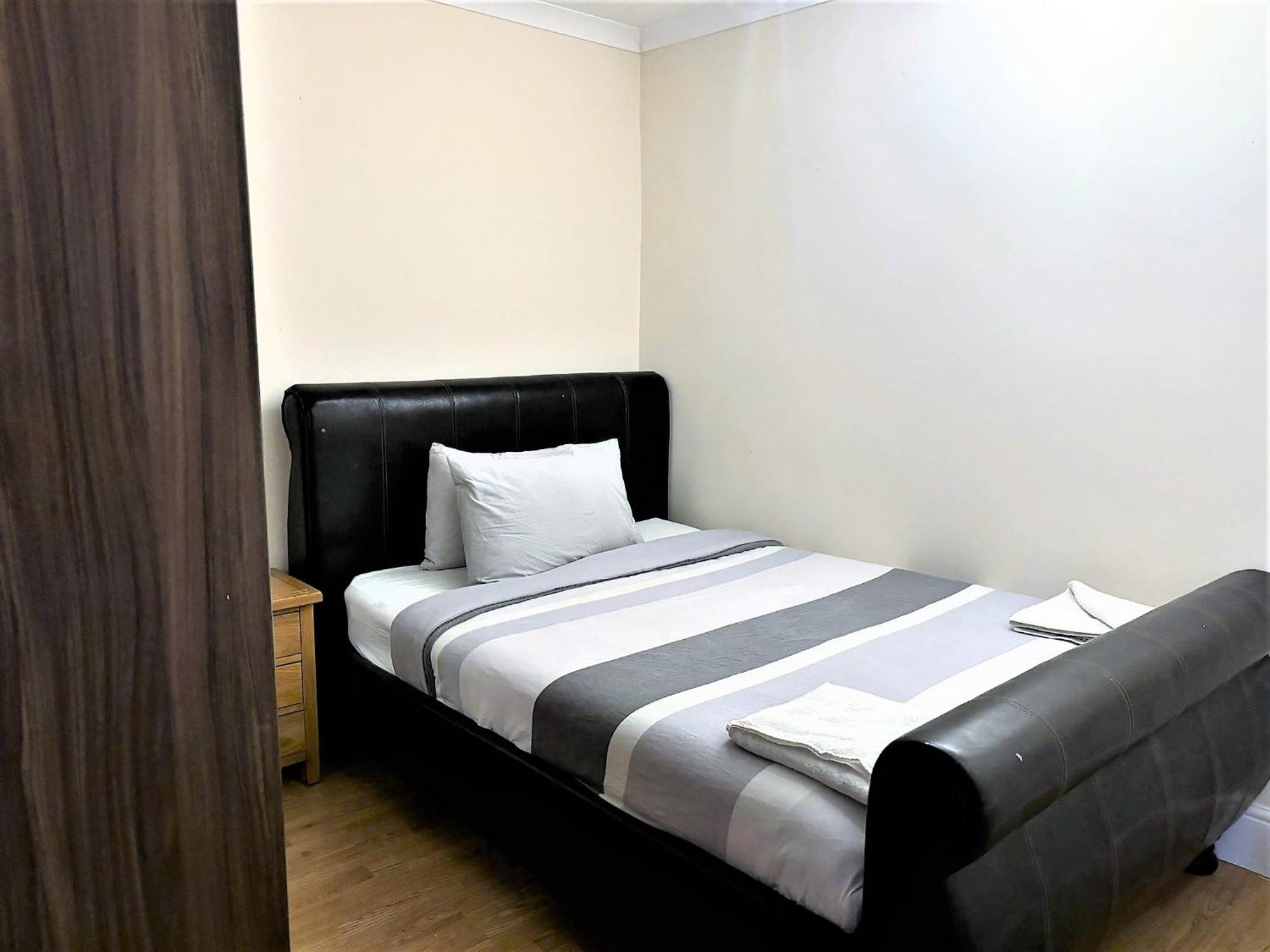 London Luxury 5 Bedroom House 2 Min Walk To The Tube Station Dagenham Buitenkant foto